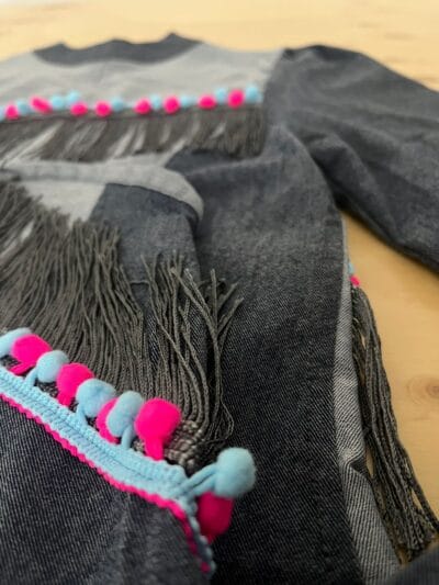 Chaqueta de jean para mamá e hija con pompones de colores y flecos, Queuva Colombia